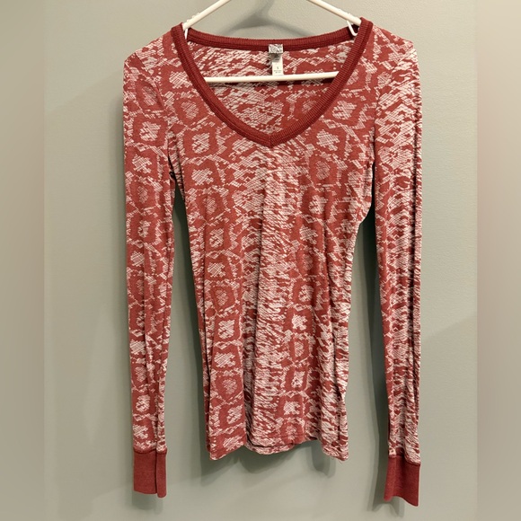 Women’s burnt red patterned BKE long sleeve v-neck fitted top - size small - Picture 1 of 4